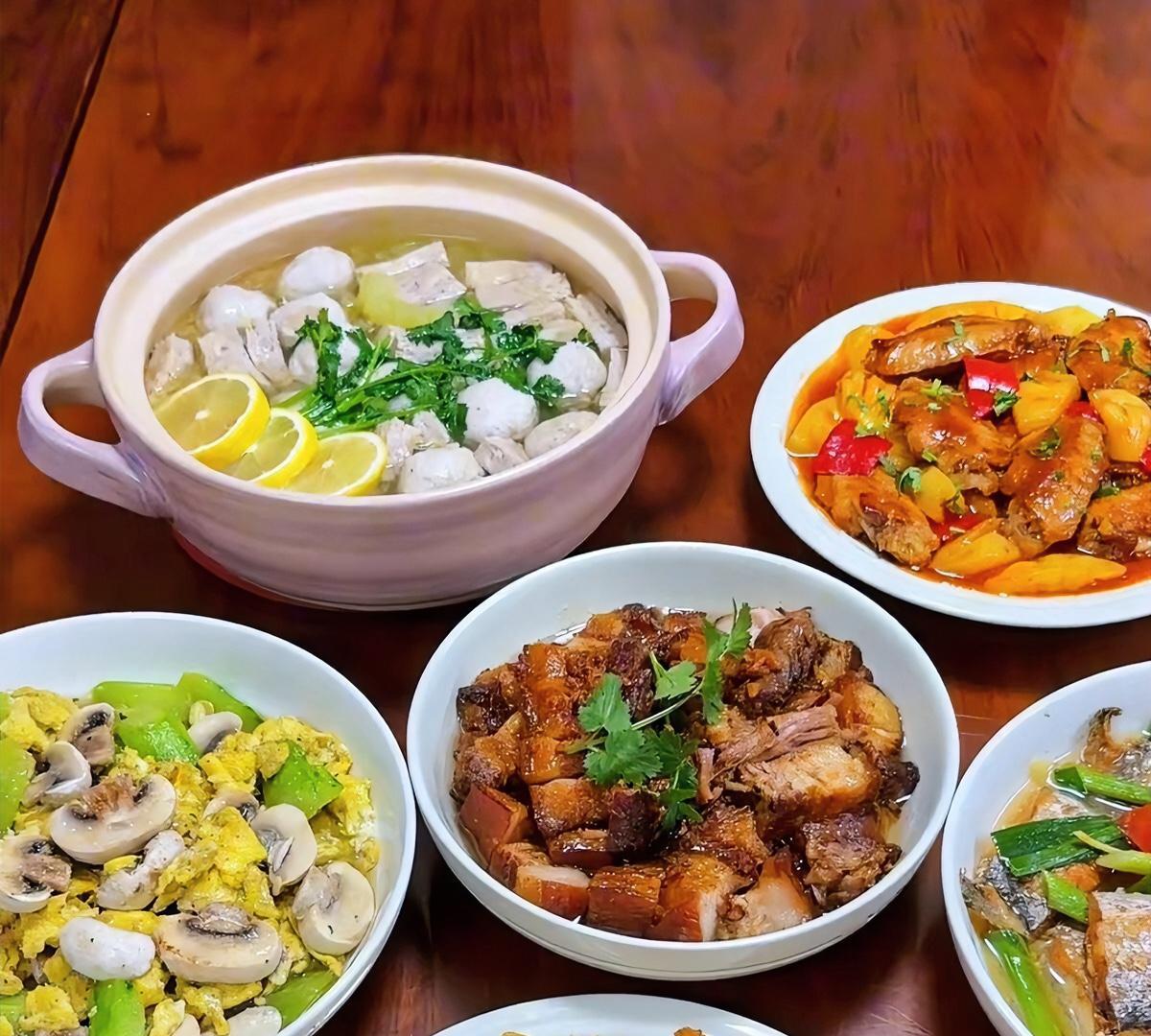 周末我回家吃饭，发现餐桌上几乎都是素菜，我问我妈怎么没有肉，她说：“我和你爸改吃