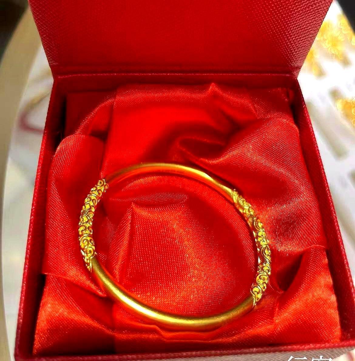 两万多买的实心金镯，老婆刚戴上就被闺蜜一句“大膀子土爆了”打蔫。金价现在1100