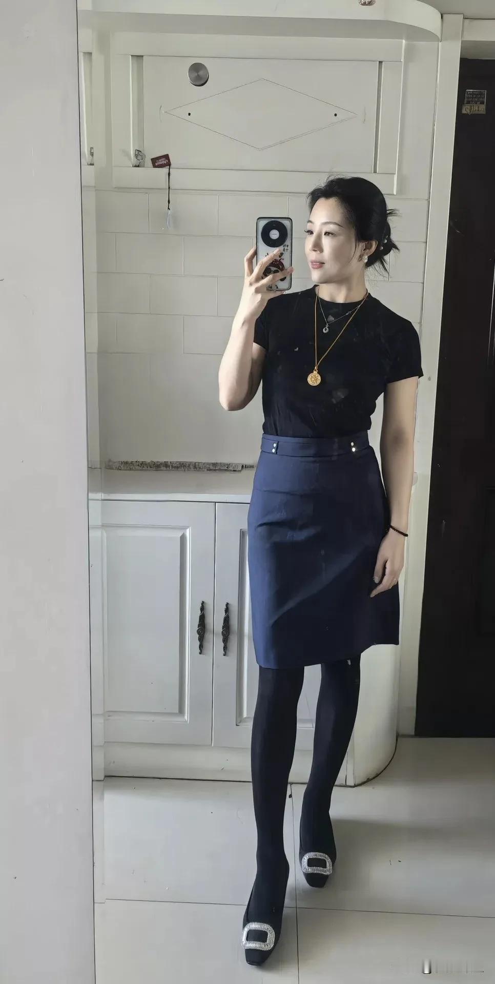 简约黑白穿搭，优雅气质满满！👗👠
