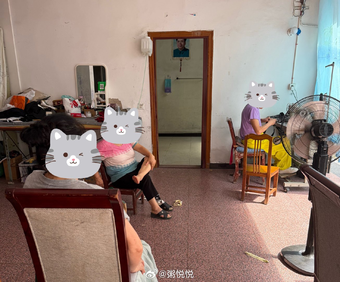 我有一条裙子买了很久，一直没穿。因为有点过长～这次特地带回老家，找裁缝改一下。刚