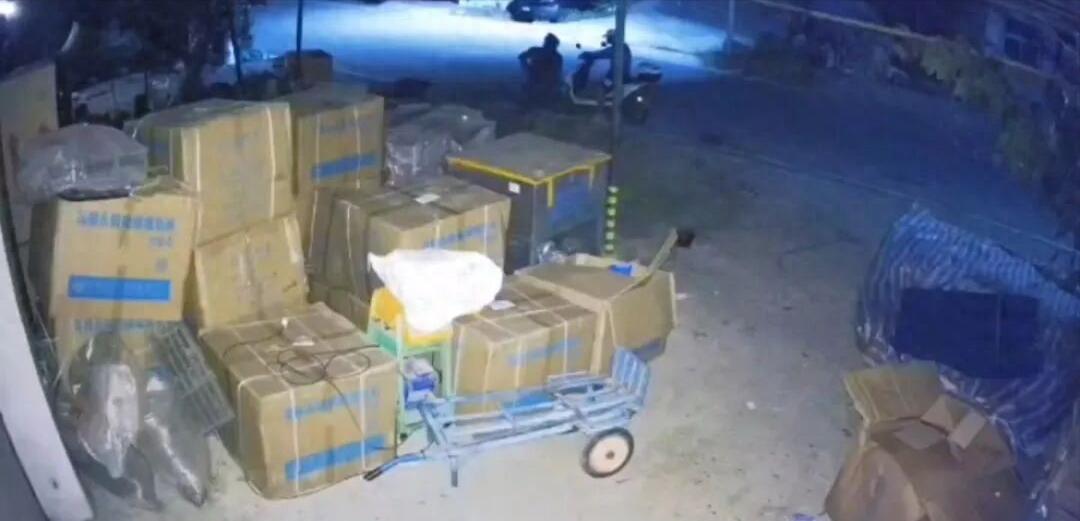 最近武汉发生了一件让很多老百姓议论纷纷的事家里东西被偷，失主开车追小偷，路上发生
