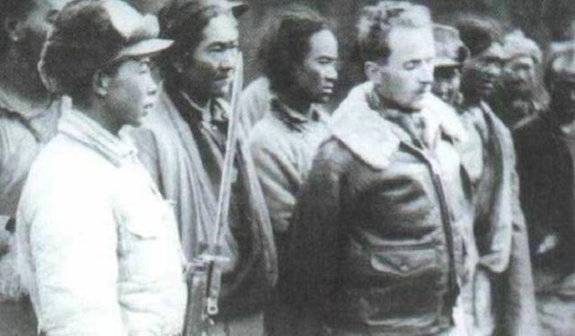 1967年北京首都机场，一名身穿礼服的外国绅士，突然被警察拦下。他行李箱里全是脏