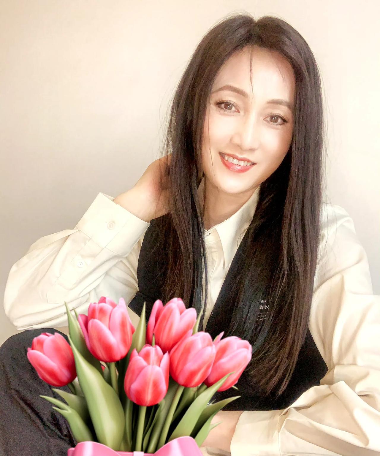 她再有钱也不会移民定居美国，因为她深爱中国传统文化，喜欢吟诗作对，抚琴棋书画，如