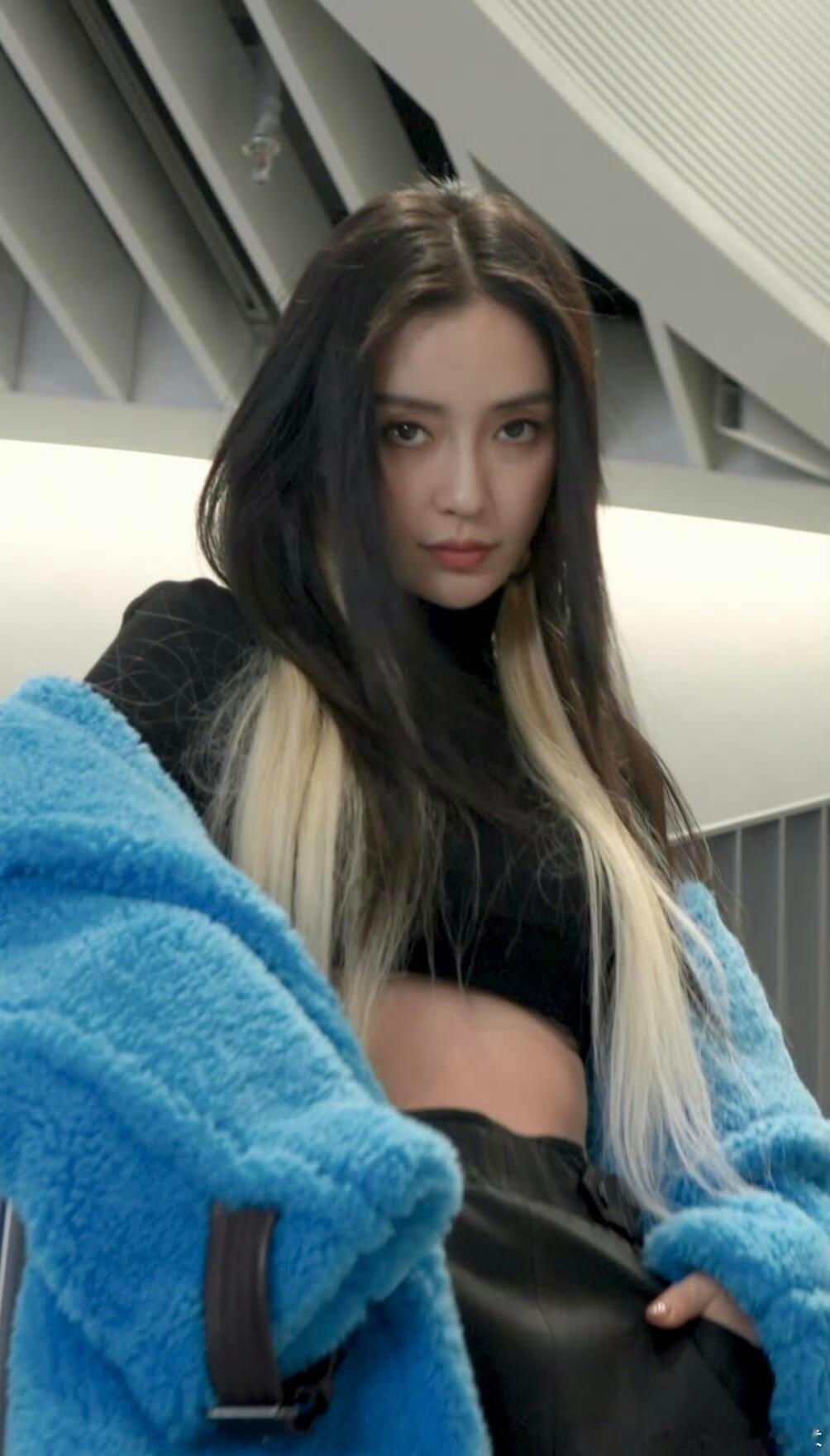 杨颖颖妈对视绝了Angelababy