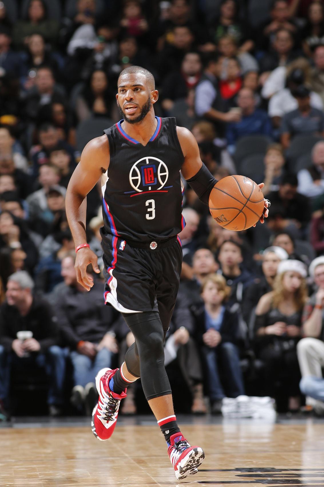 人神共愤，快船裁掉保罗是真不干人事啊！深更半夜，保罗正在休息，突然就接到了快