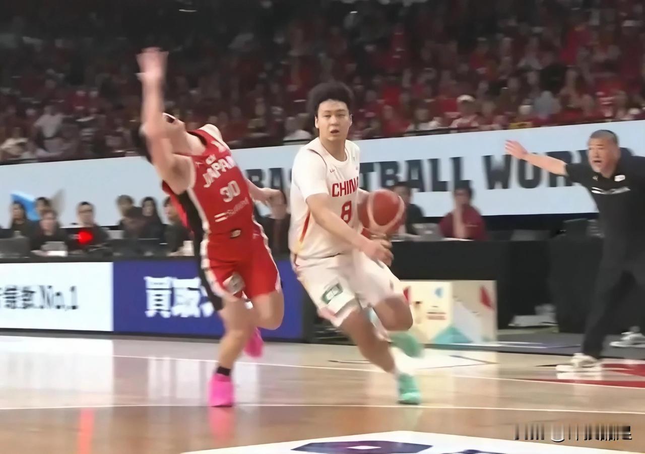 中国男篮在客场以87-80战胜日本队，三个出乎意料！1.太意外了，中国男篮第一