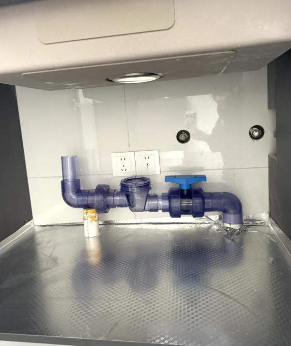 我亲戚去年装修就吃过大亏。水电改造时，他全程没盯着，结果入住不到半年，厨房水管接