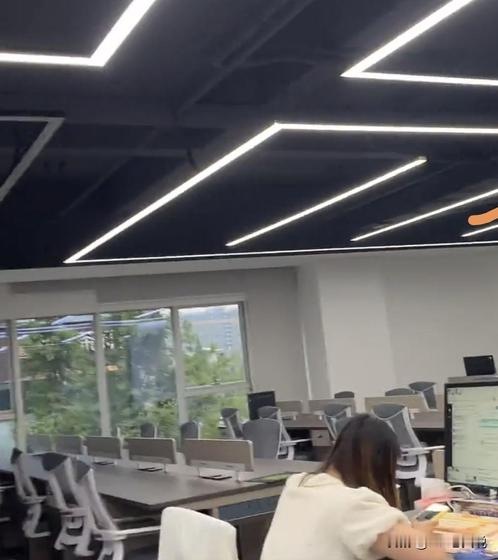 只讲自身实操的hr老白菜“一天一个不一样的揭秘”：面试后打电话会给自己争取更大的