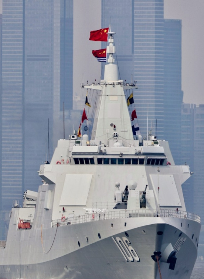 左边中国海军的055型导弹驱逐舰“延安”号右边是美国海军的朱姆沃尔特级导弹驱逐