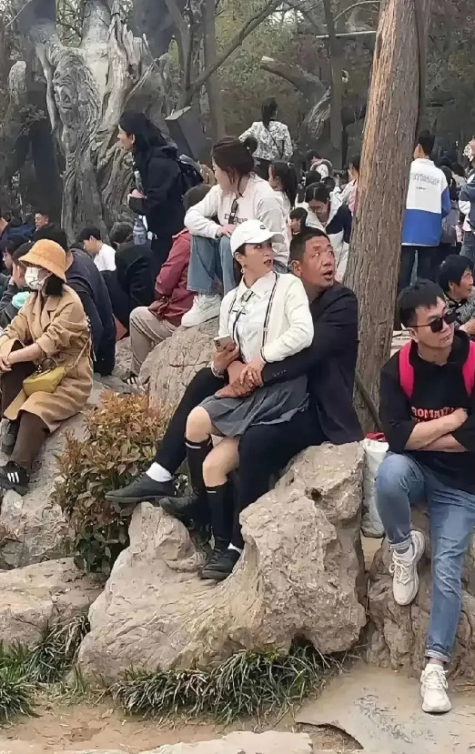 这两一看就不是正经情侣