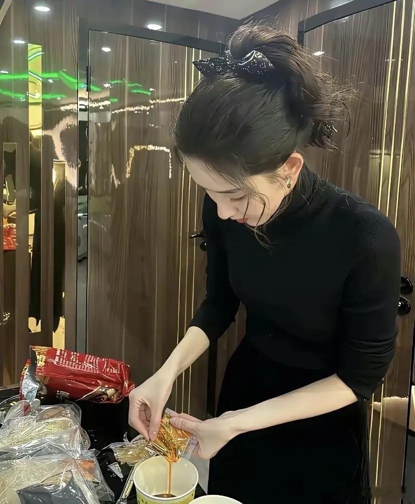 【给小资金散户10句话】1、短线频繁操作，要么是有能力的赚钱，要么是轻仓的练本事