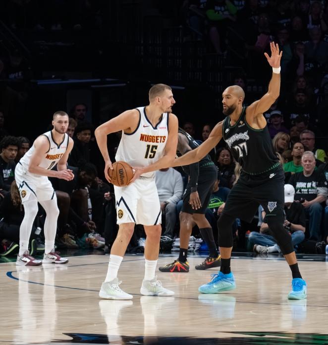 随着掘金1:3落后森林狼，这轮系列赛也彻底暴露了3个可笑的事实！1，NBA常规