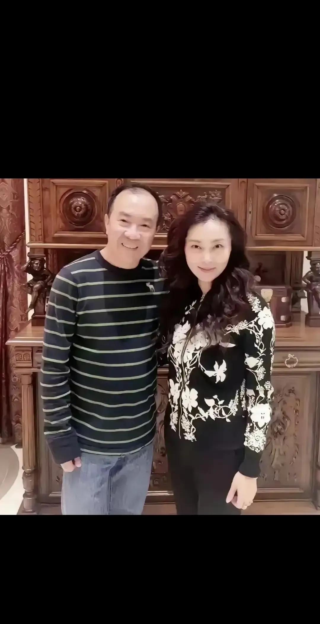 袁茵先嫁师父侯耀文，再嫁徒弟戴志诚，两段婚姻把相声圈搅得鸡飞狗跳。1990年拍