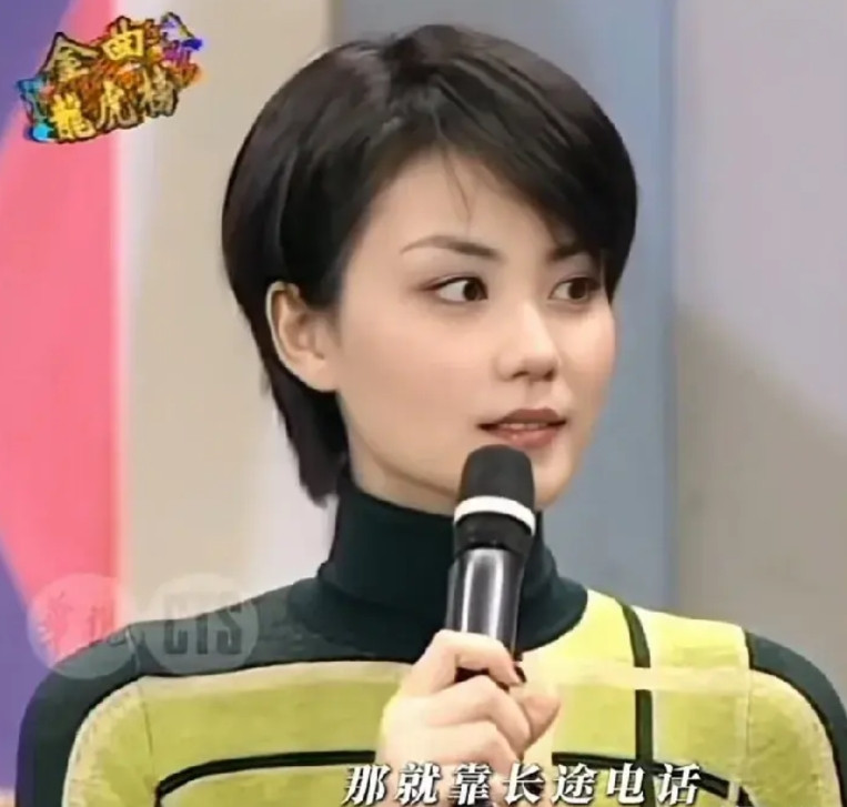 这是年轻时候的王菲，你敢想吗？这时她生完窦靖童不久，这短发造型太美了。不