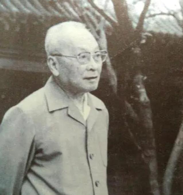 1955年大授衔结束后，王必成闷闷不乐，陈毅叫住：“怎么了？嫌中将低了？”王必成