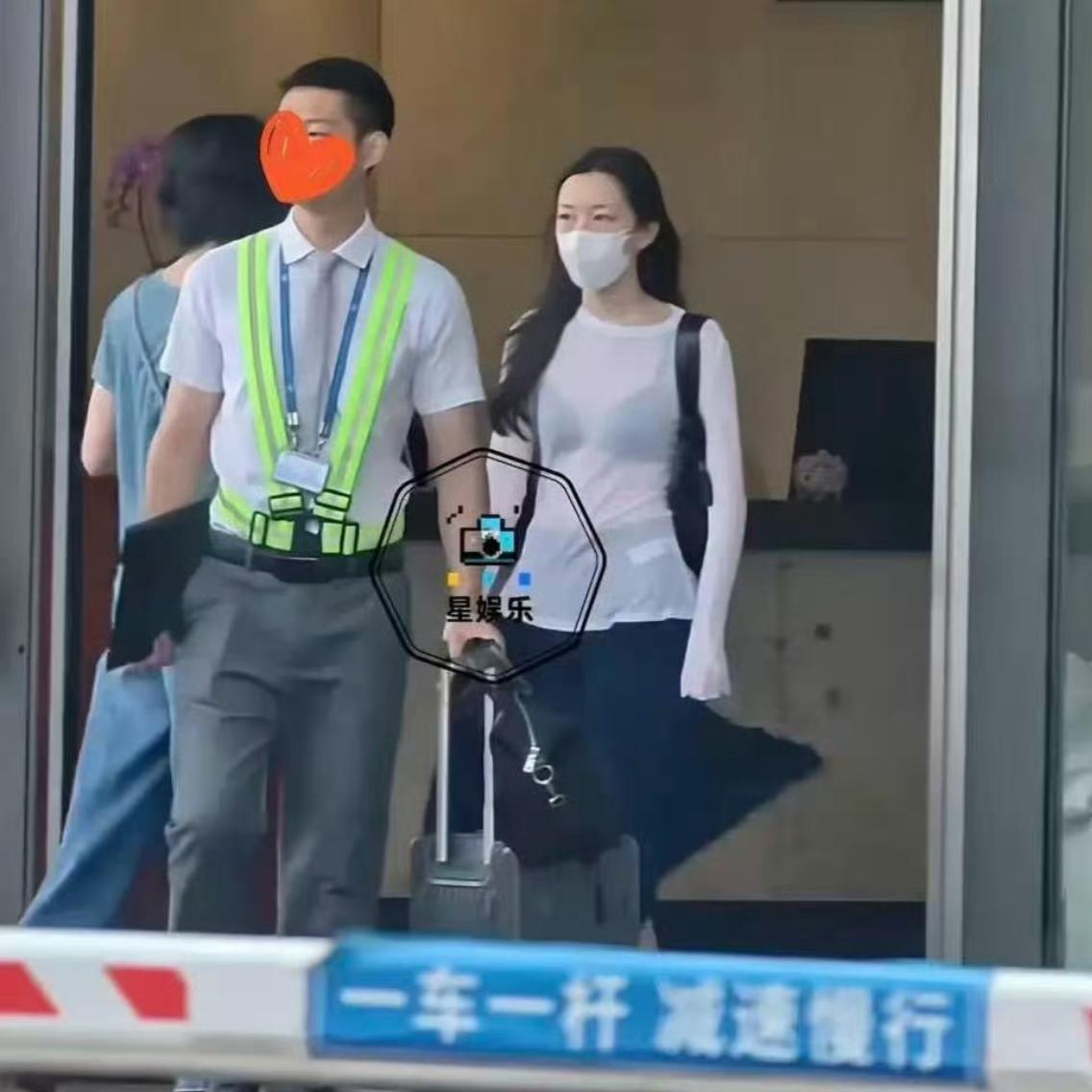 明星家的家庭教育就是不一样没想到王菲居然允许19岁的女儿穿成这样在大街上走？这