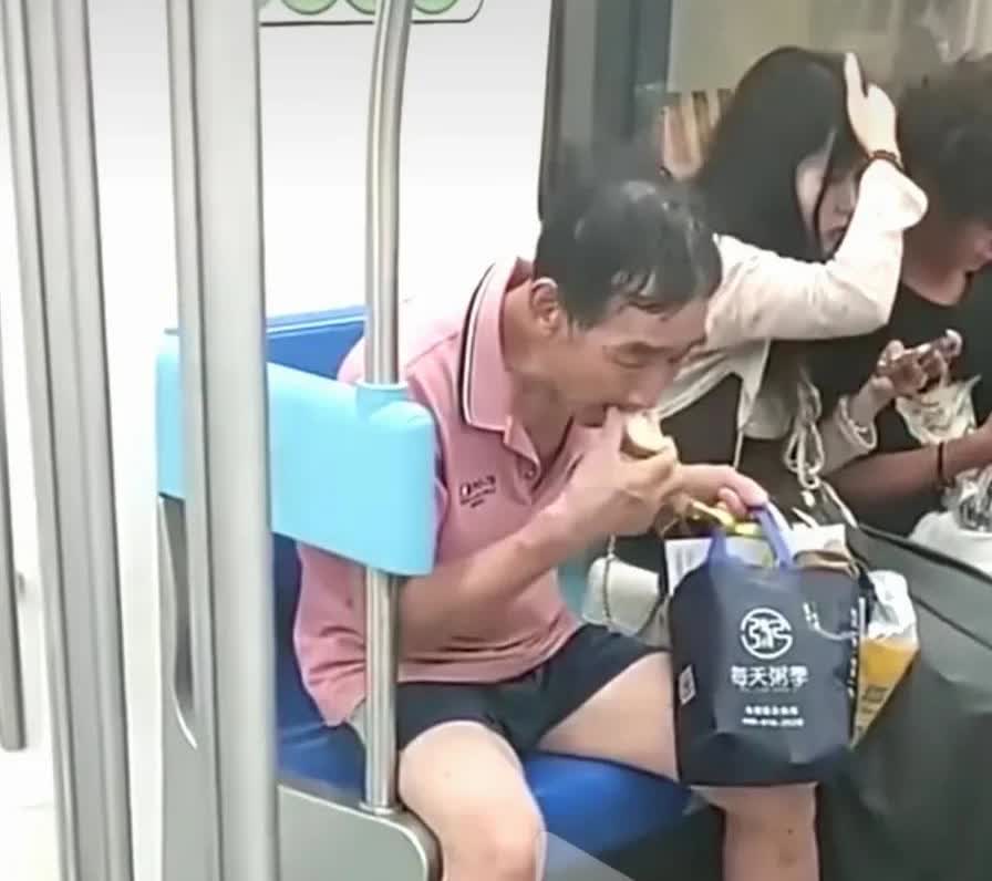 刚刚看到这样一个视频，上海的地铁上，一位乘客在吃水果，边吃边把水果皮吐在地上，看