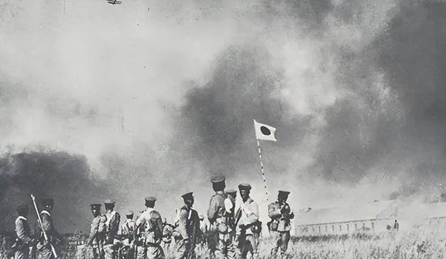 1932年，马占山宣布向日本投降，顿时国内上下骂声一片，然而在受降仪式上，马占山