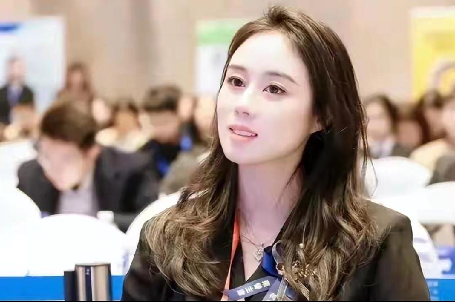 拒王思聪、避霍启山，赌王最美小女儿0恋爱，背景太硬核港圈最