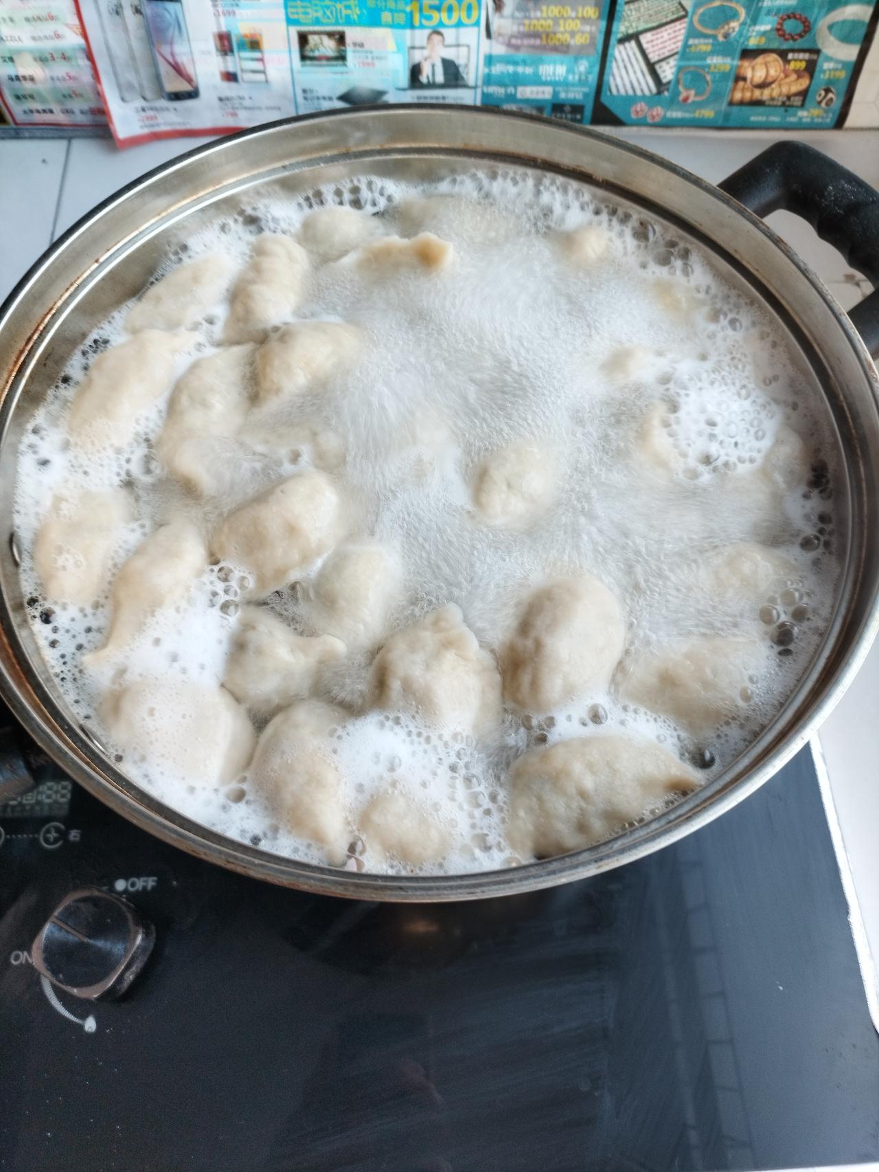 今晚儿吃饺子。在煮饺子的过程中，我和老伴儿有点儿分歧。老伴儿煮饺子必须倒