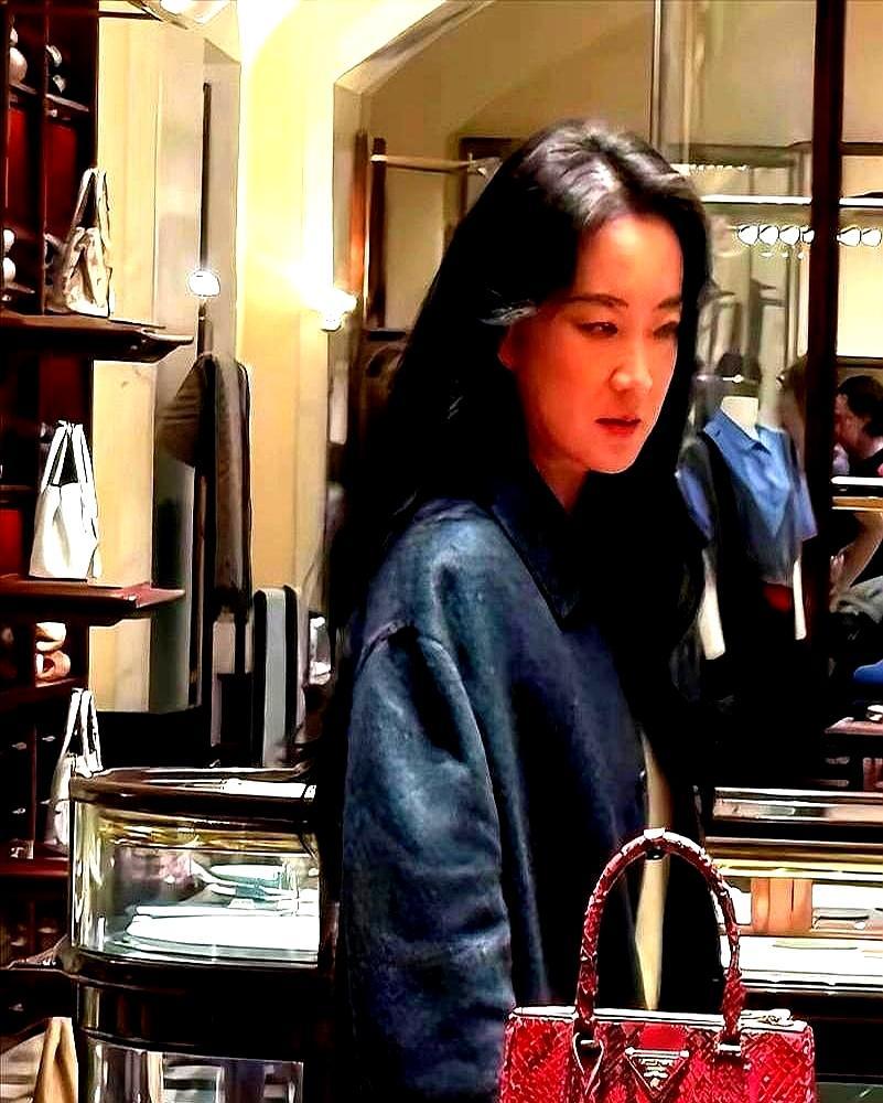 贾玲把大碗娱乐清场了。八个艺人合约一到，一句“不续”，全放走。她爸挂