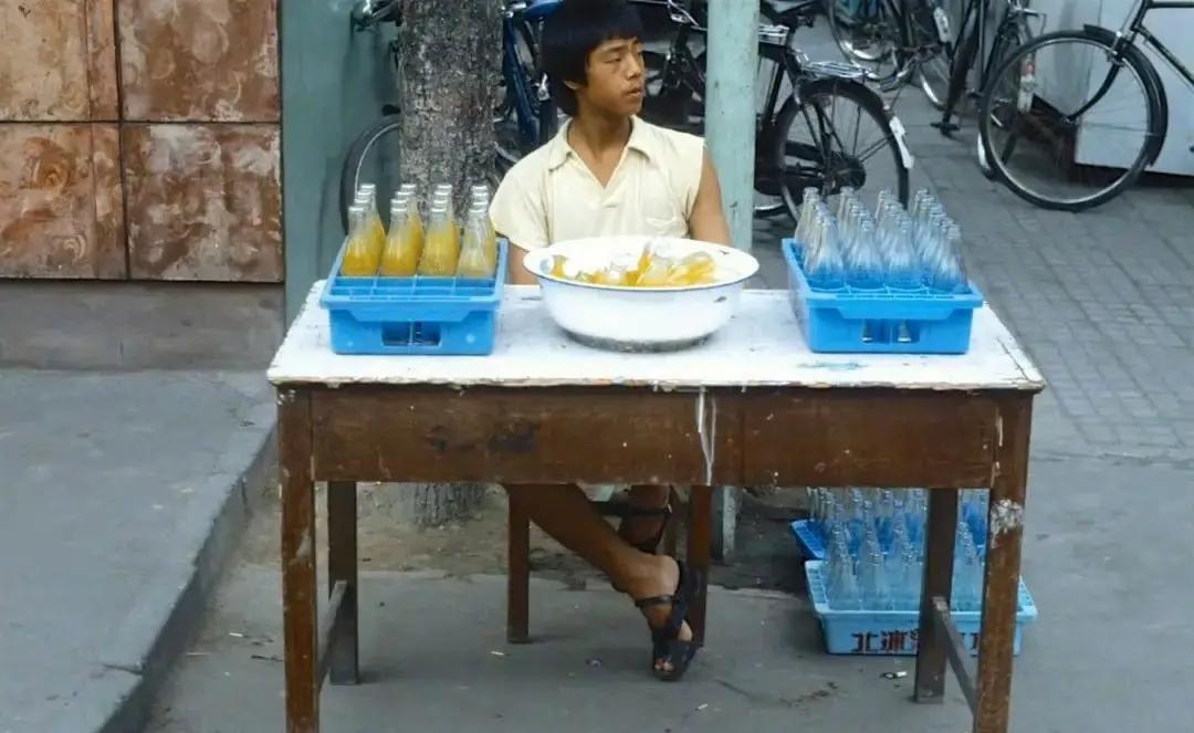 老照片欣赏：大家还记得当时的汽水多少钱一瓶？瓶子不能拿走，当场喝，喝完瓶子放在旁
