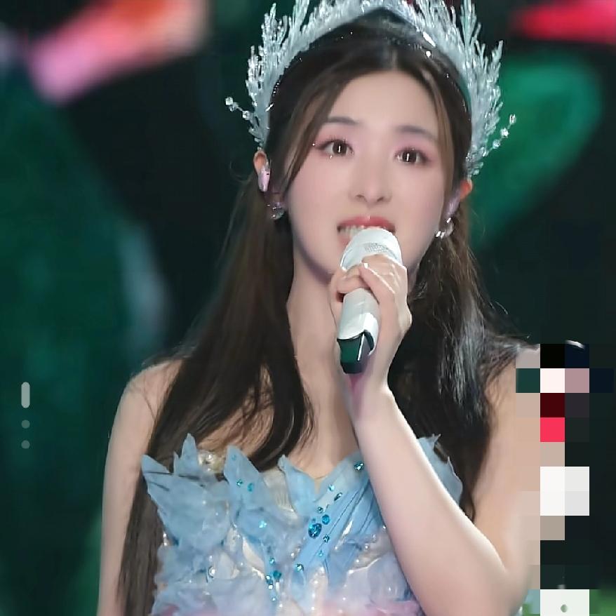 那个唱酸酸甜甜就是我那个小女生长大了近段老刷到张含韵演唱会时一系列妆造，还