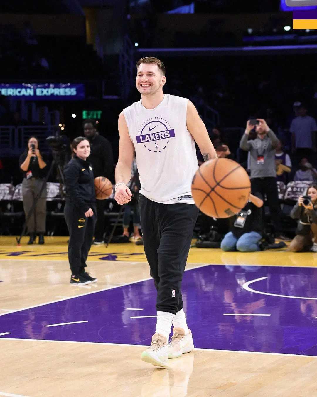 这湖人队，真是越来越有看头了！11月3日，刚刚结束的这场硬仗，主场130-1