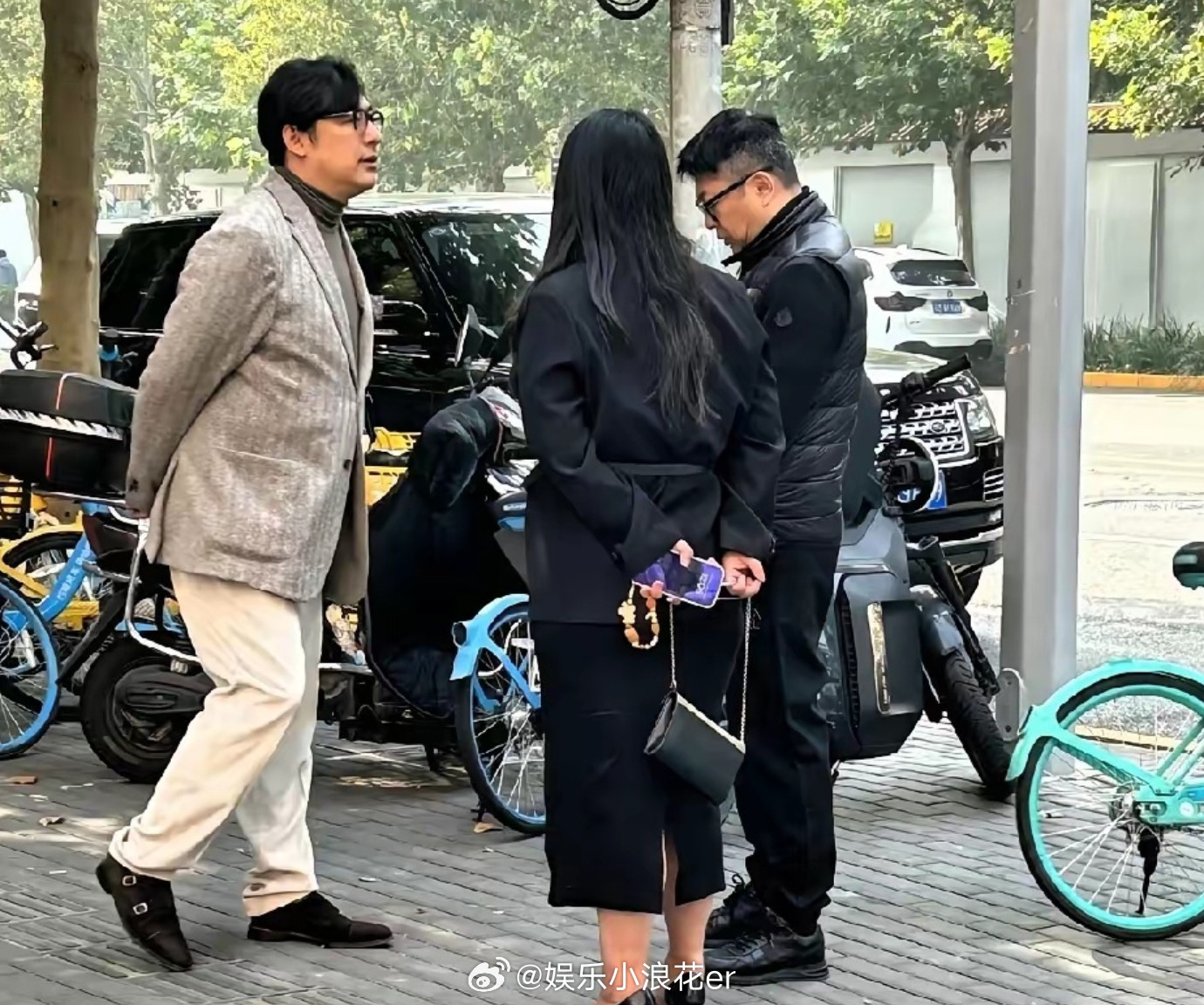 网友北京偶遇李湘王岳伦有网友在北京街头偶遇李湘王岳伦,离婚之后也相处得很融洽。