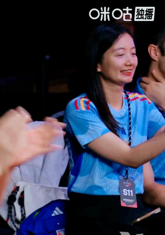 莎莎的这个女粉丝真漂亮，连解说员肖杨都多看她了，肖杨说：这个女粉丝看别的比赛，