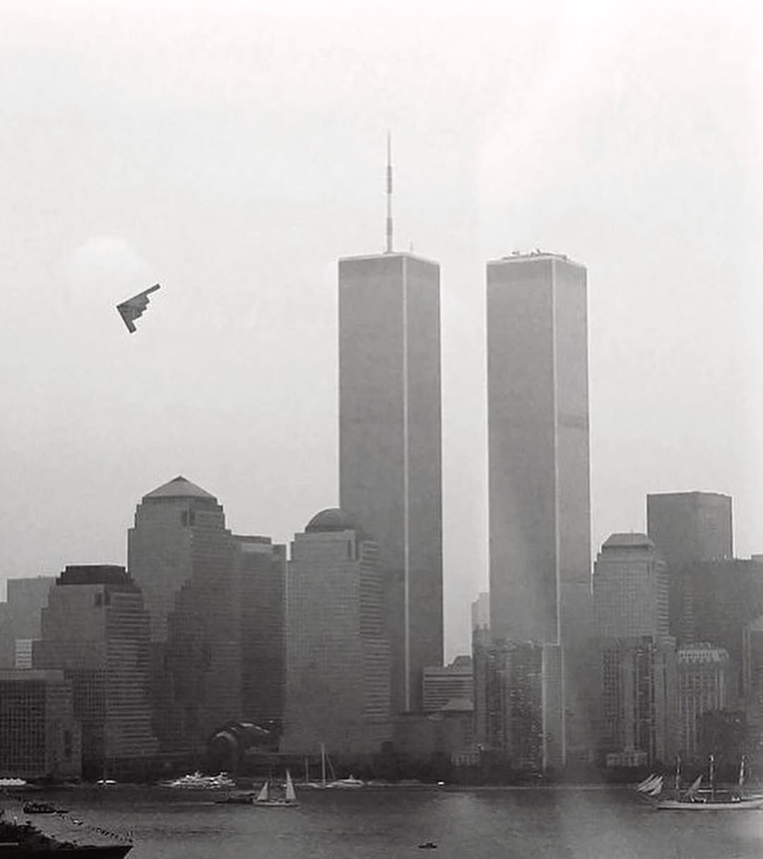 飞扬军事绝版老照片，2000年7月4日，美国空军B-2隐身轰炸机飞越纽约世贸大