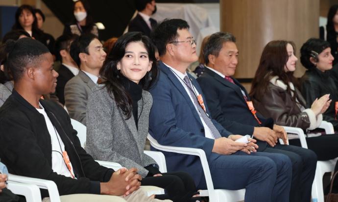 10月23日，三星长公主李富真出席新活动画面中，李富真穿一件灰色西装内搭黑色高