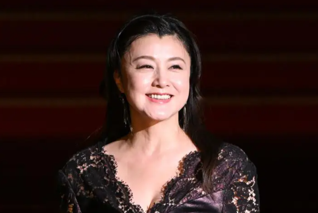 她是日本很出名女演员，曾经来香港和郭富城拍过一部电影，她今年都已经53岁，看起来