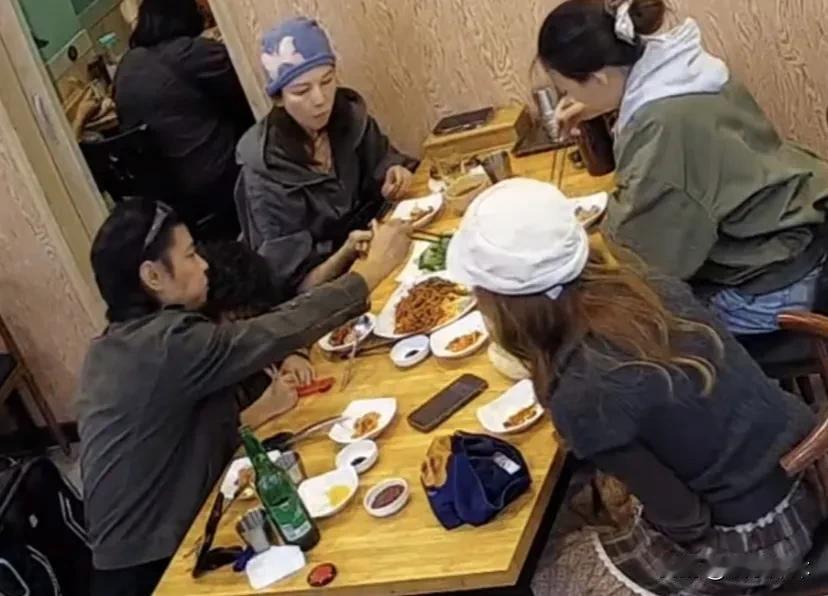 有网友在韩国偶遇蔡少芬、张晋一家五口。53岁的蔡少芬头戴针织冷帽，穿搭随性朴素，