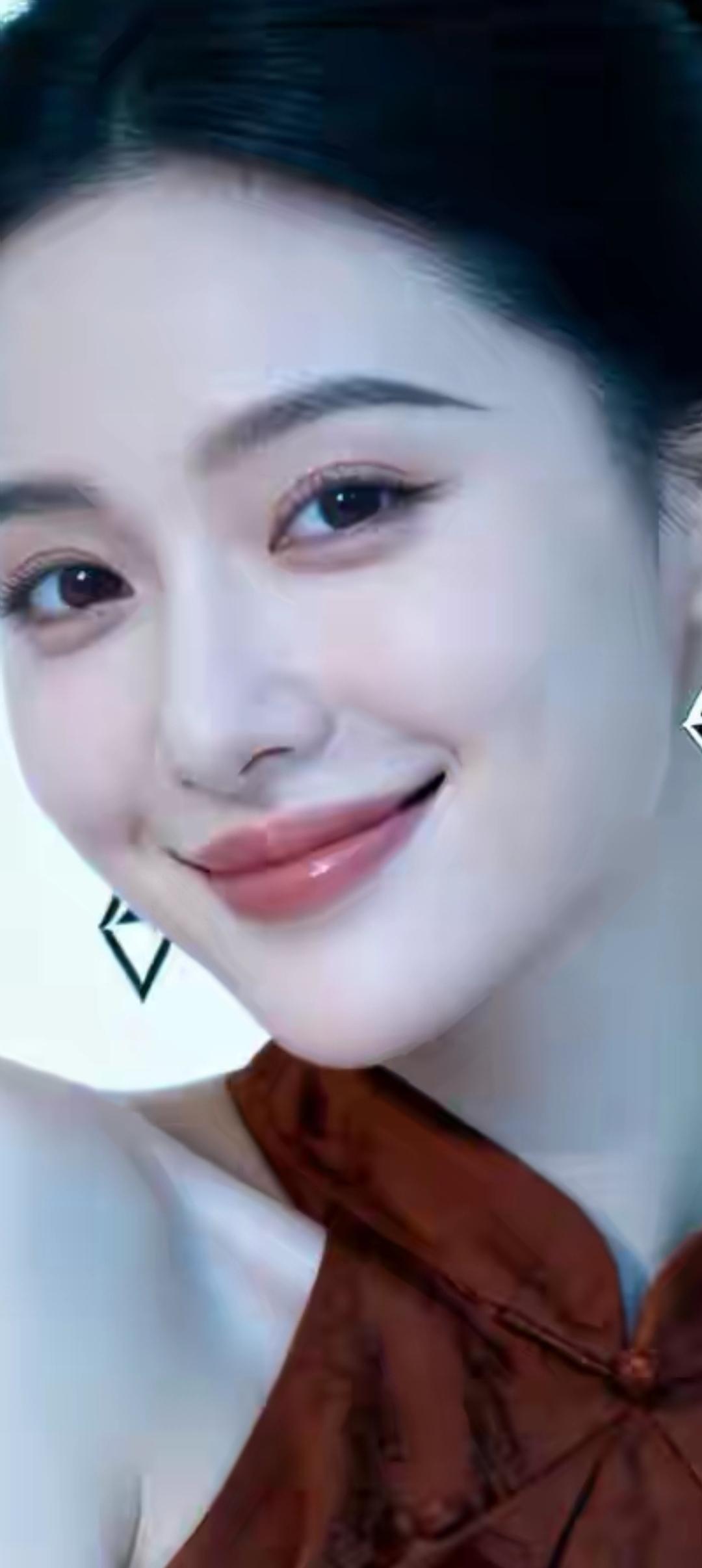 甜美笑容，温柔可人，红衣衬出白皙肌肤，宛如冬日暖阳。
