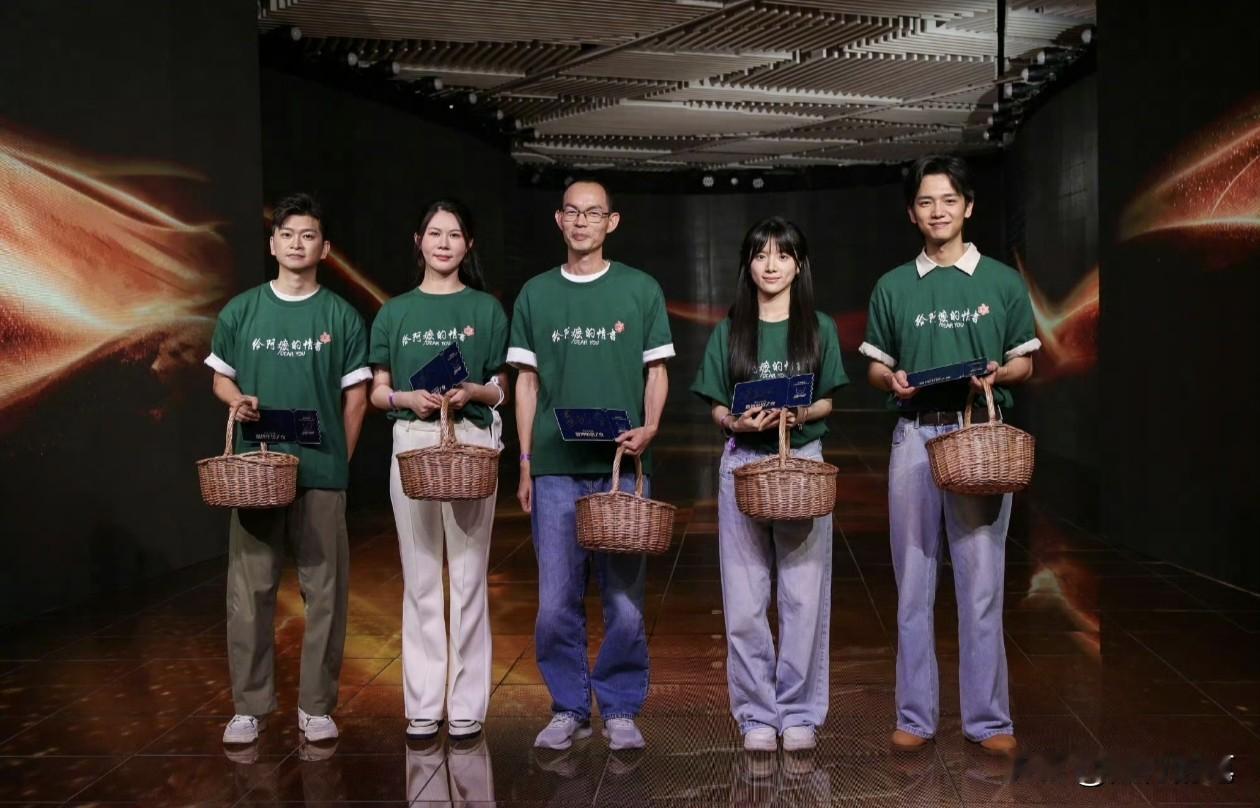 随着电影《给阿嬷的情书》火爆出圈，该电影的导演与几位演员参加的活动也越来越多了，