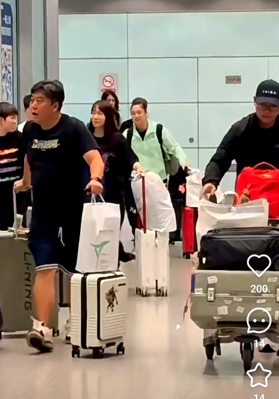 国乒已抵达北京，没看到莎莎王楚钦是自己出来的，王晨策来接机说到机场购物，女队