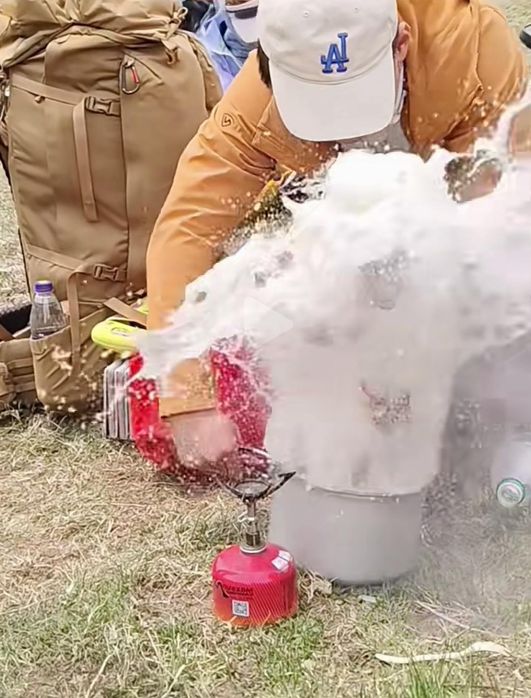 高压锅爆开的惊人瞬间：未等泄气便强行开盖。一名男子在假期前往野外露营，用高压锅