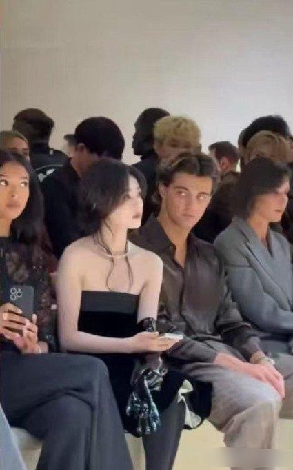 第一次直观的感受，女明星的白，白人都黑了好几十度...