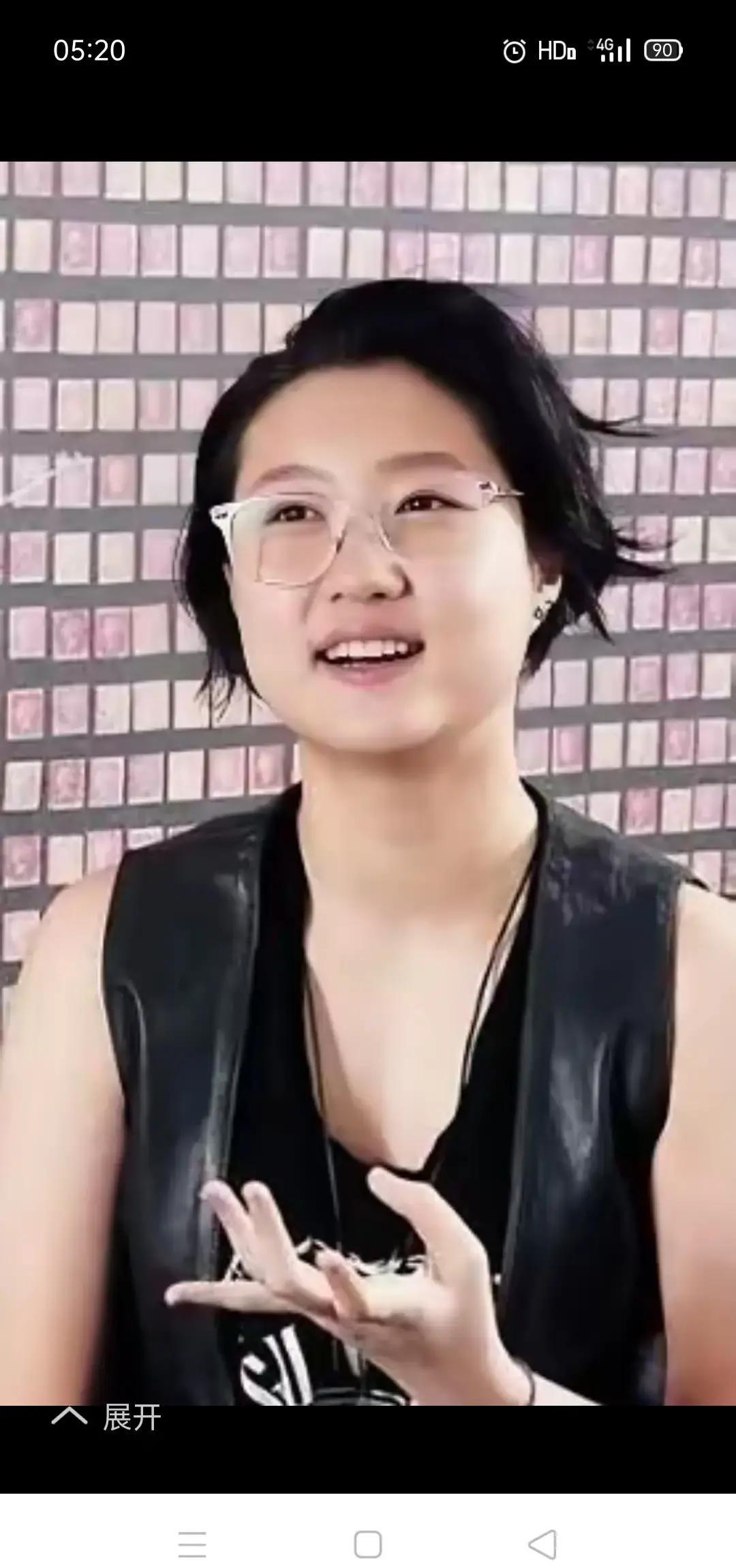 吴卓林在多伦多直播喊话，成龙终于肯看她的设计稿了？这迟来的父爱，比快递还慢！