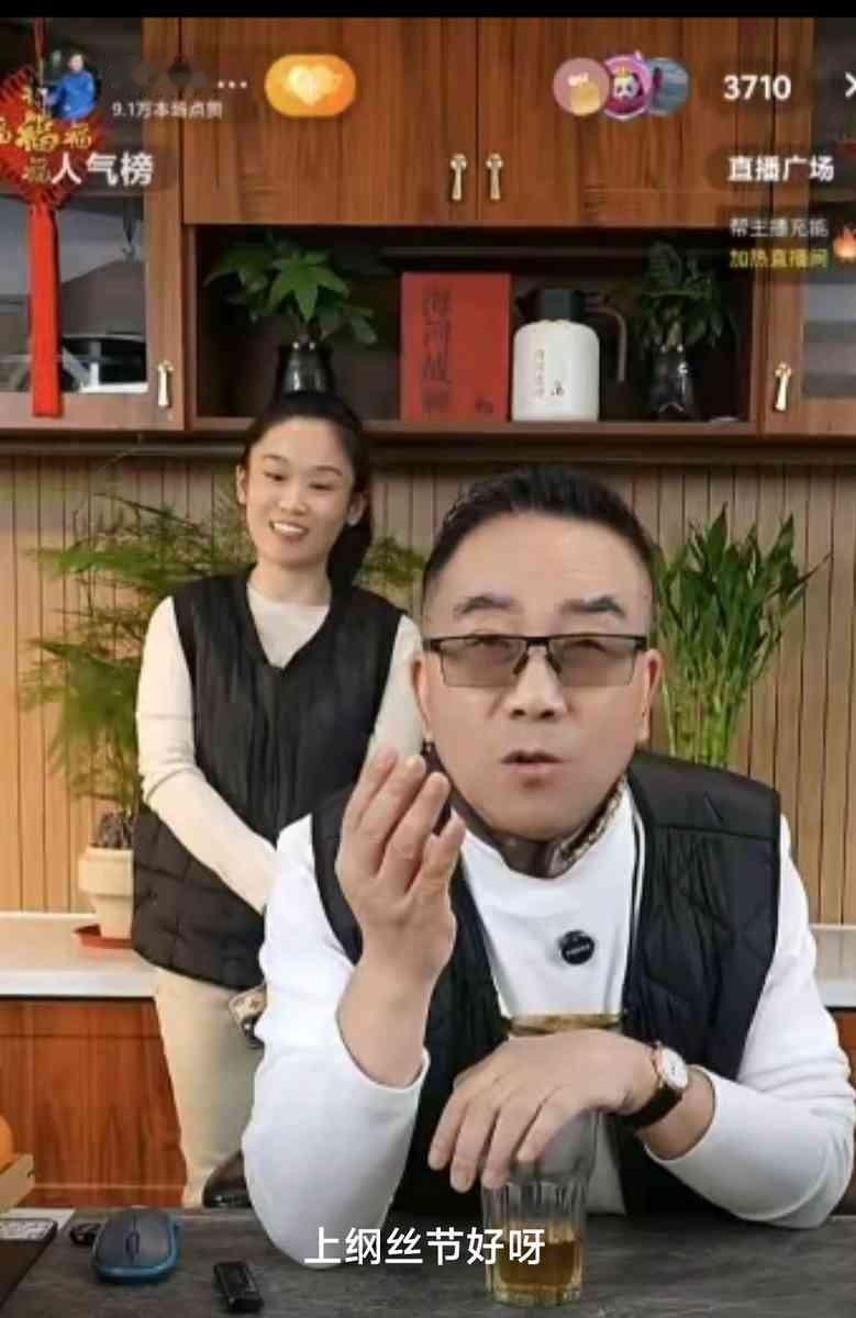 杨议被网友问得脸红脖子粗，支支吾吾说“得把相声说好”。杨威也说不好相声呀。这话