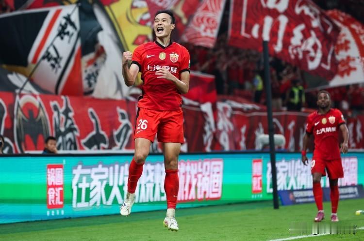 在今年的中超联赛中，上海海港的前锋刘若钒迎来了职业生涯的第二春！在今年