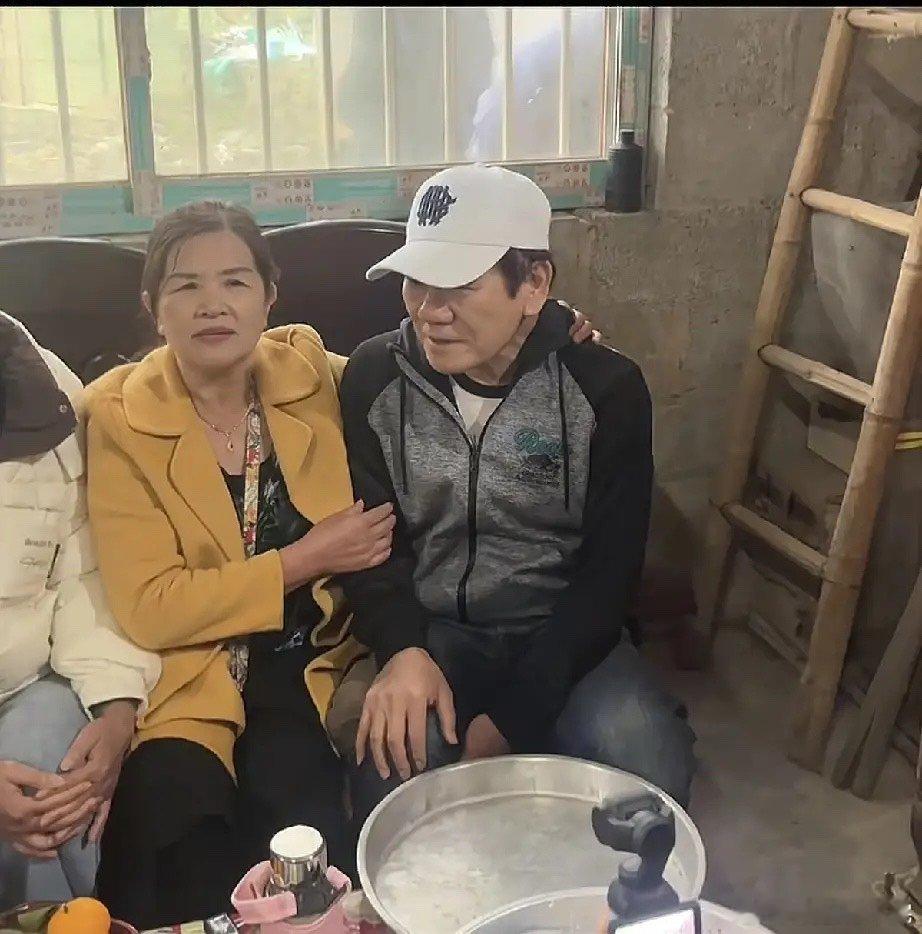 歌手赵传回广西崇左老家探亲，他来到龙茗镇龙英社区和亲戚亲切交谈，亲戚们搂着他的肩