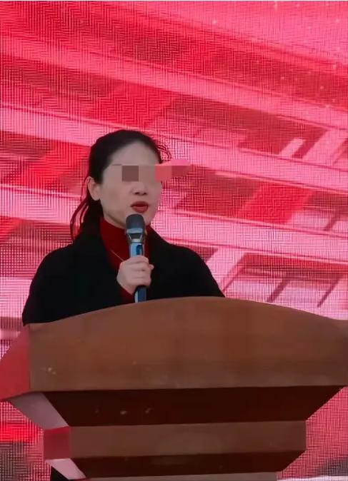 朋友是三明那个中学副校长的朋友，说到这个女副校长辱骂学生确实做的有些不对，其实也