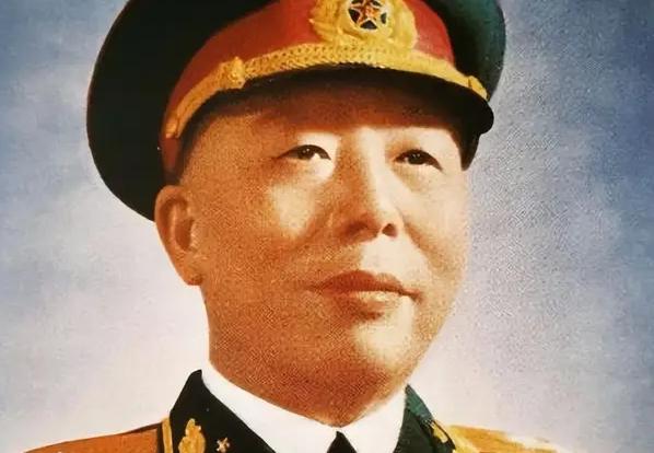 1984年初春，粟裕大将的追悼会上，一位白发苍苍的老将军在灵前久久伫立，神情肃穆