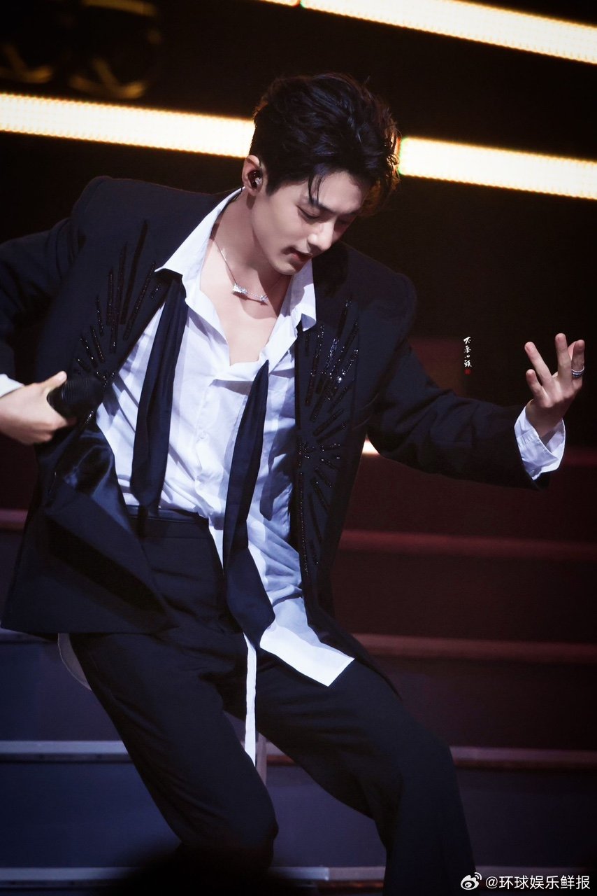 肖战差点找不到兜谁看肖战这个插兜名场面了？舞台帅得没话说，就是找兜那几秒像极了我