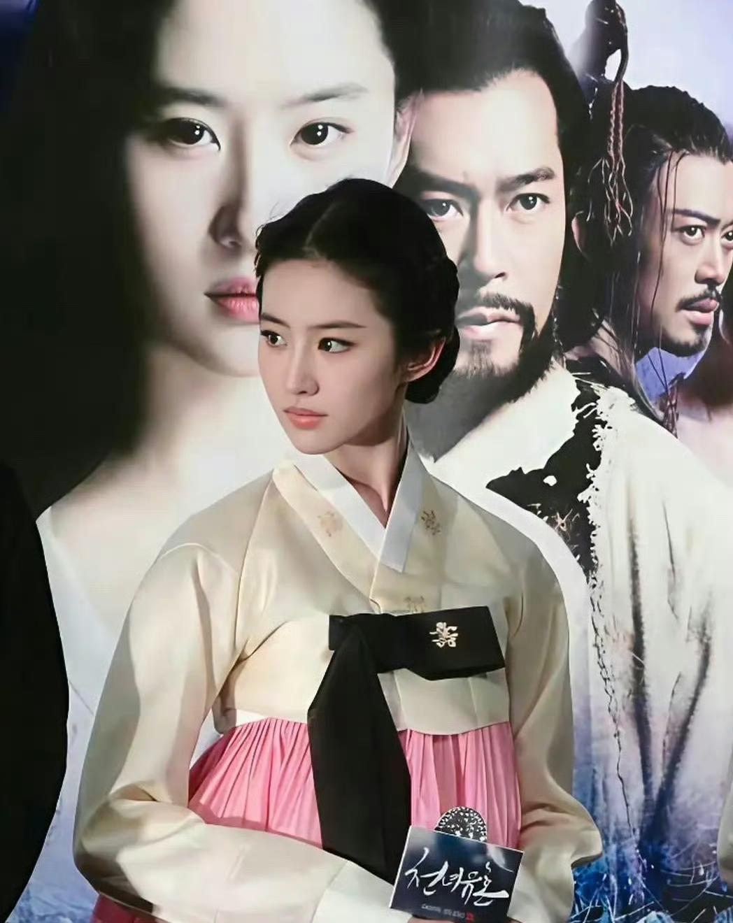 韩国人给刘亦菲送了套韩服，想看笑话，结果全场记者都傻眼了​​​
