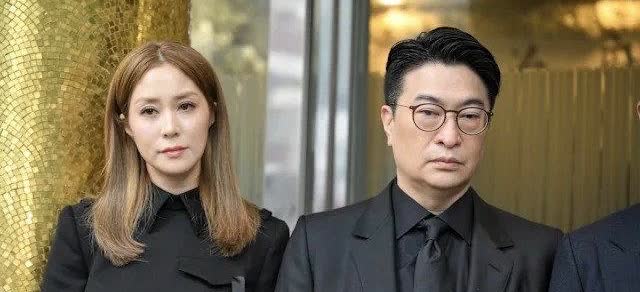 徐子淇出席公公李兆基的葬礼，她染了一头黄毛，看着太突兀了，一点也不严肃。她今