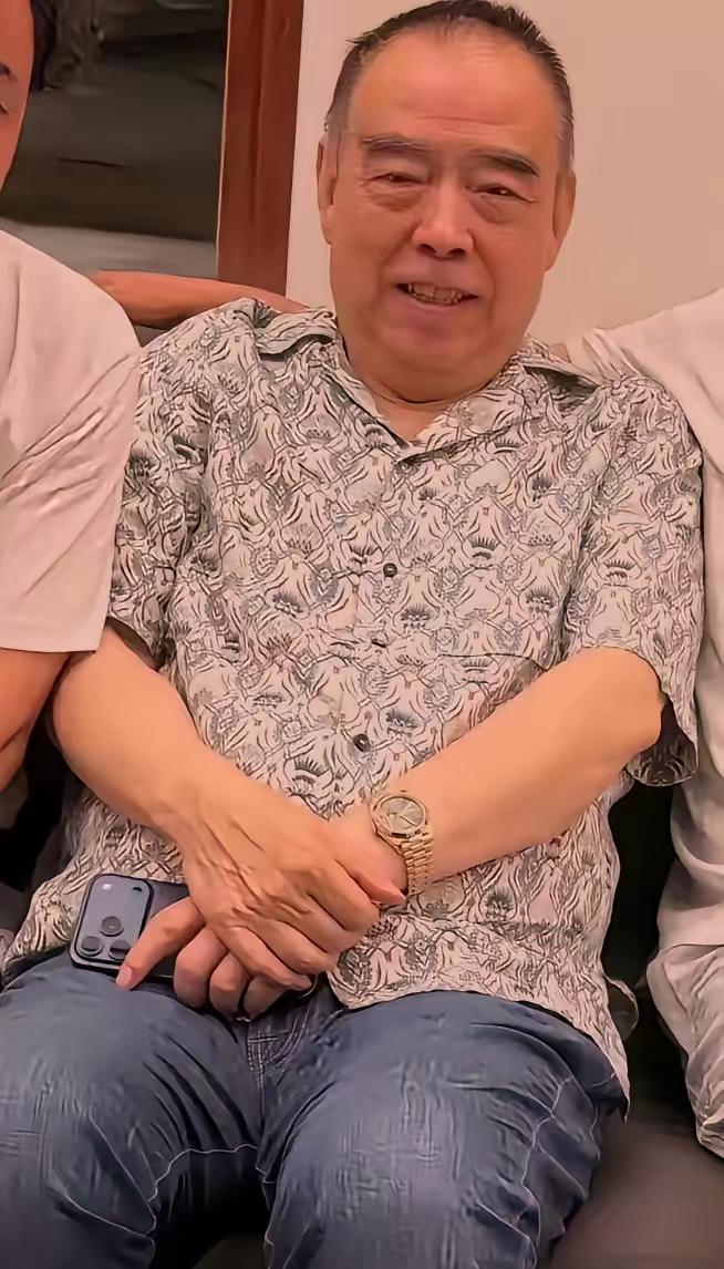 陈凯歌说，我现在老了，74了，平时就跟我老伴陈红在三亚住住。这边暖和，房子大，能