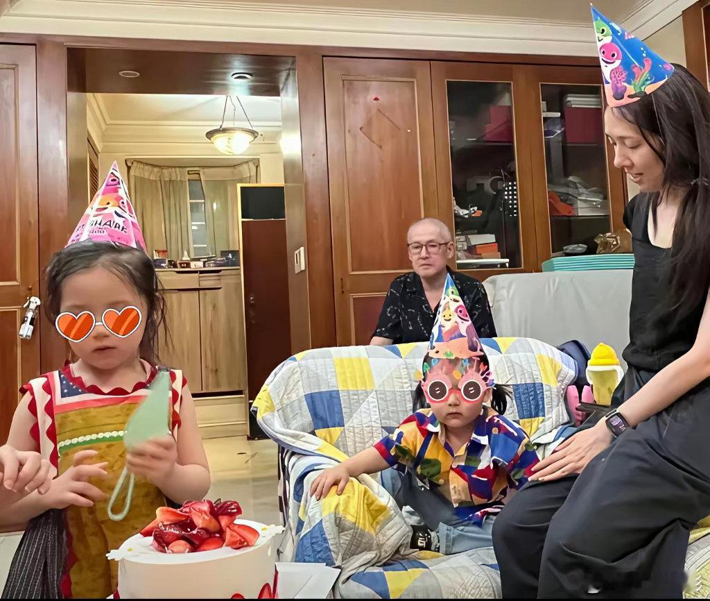 今天刷到郭碧婷的近况，越看越觉得她才是豪门婚姻里的清醒人。​​嫁入向家后，她没像